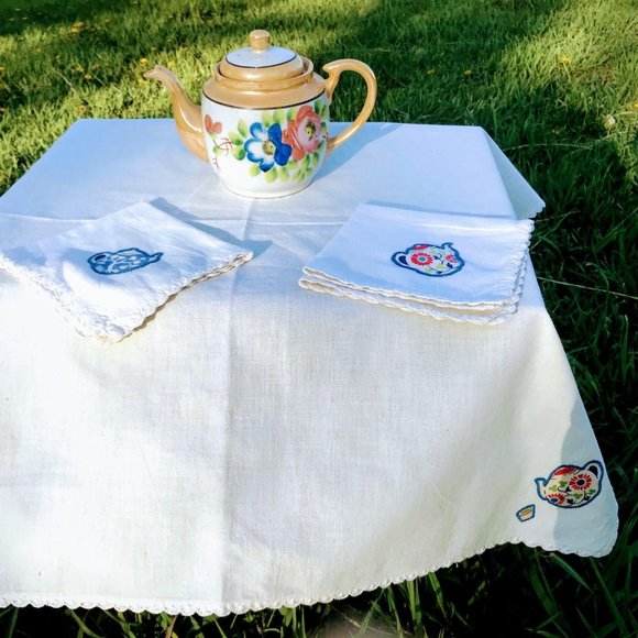 Other - Vintage Tablecloth with Napkins Applique Teapots